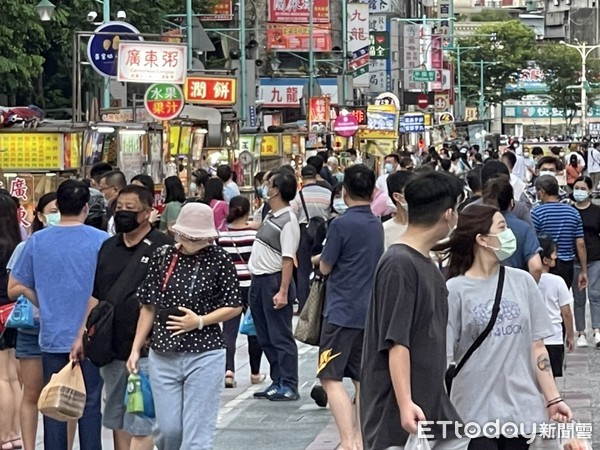 ▲▼對「微解封」第一個週末，寧夏夜市攤商也做好準備。（圖／記者邱中岳攝）