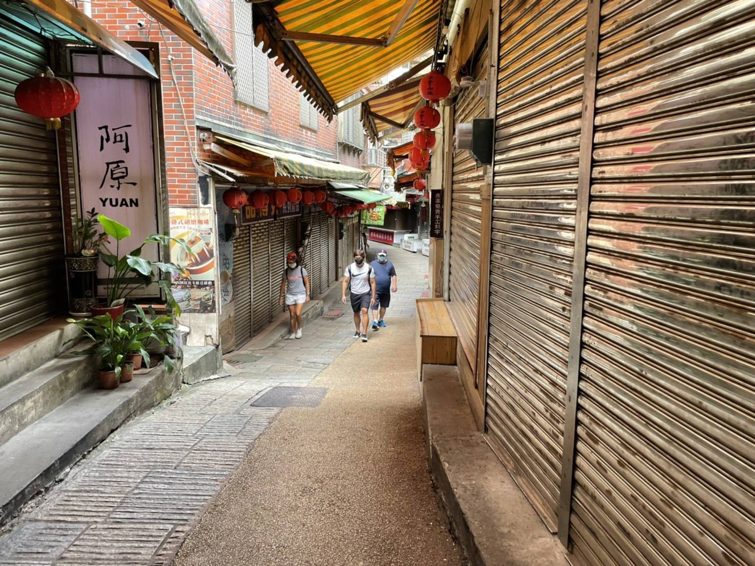 微解封第一個週末 九份老街人潮曝光 監管員沿街喊 保持距離 Ettoday生活新聞 Ettoday新聞雲 微解封第一個週末 九份老街人潮曝光 監管員沿街喊 保持距離 Ettoday生活新聞 Ettoday新聞雲