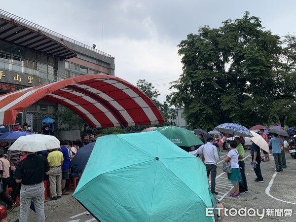 ▲南投市平山里疫苗施打站人潮爆量，中途又下大雨，引發民怨。（圖／民眾提供）