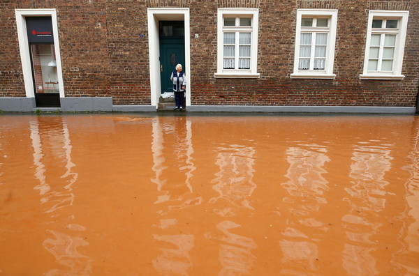 ▲▼德國埃爾夫特施塔特的街道因豪雨而被洪水淹沒。（圖／路透社）