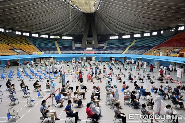 ▲雲林縣政府與臺大醫院雲林分院於體育館啟動全縣最大型快打站。（圖／記者蔡佩旻翻攝）