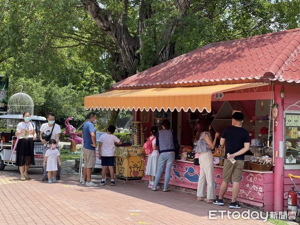 ▲重新開園的台南頑皮世界動物園，來客有明顯成長，中午前就湧入了上百名遊客，園方希望讓悶久的遊客，能夠在保持社交距離情況下，放鬆親近動物與自然生態。（圖／記者林悅翻攝，下同）