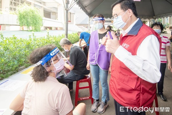 ▲桃園市長鄭文燦17日視察第九、第十類對象接種情況，對於接種市民對疫情認知比出拇指稱讚。（圖／記者沈繼昌翻攝）