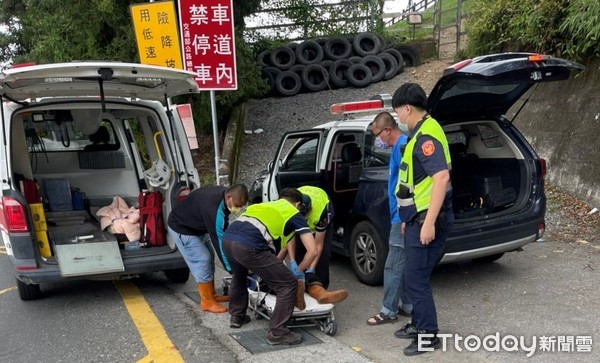 ▲民眾野外鋤草遭蜂螫，仁愛警方迅速接駁送醫保住一命。（圖／記者高堂堯攝）