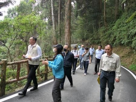 ▲▼黃子哲指出，陳政聞多次沒戴口罩。（圖／翻攝黃子哲臉書、行政院南部服務中心官網）