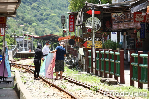 ▲▼ 解封後第一個假日十分車站放天燈            。（圖／記者劉亮亨攝）