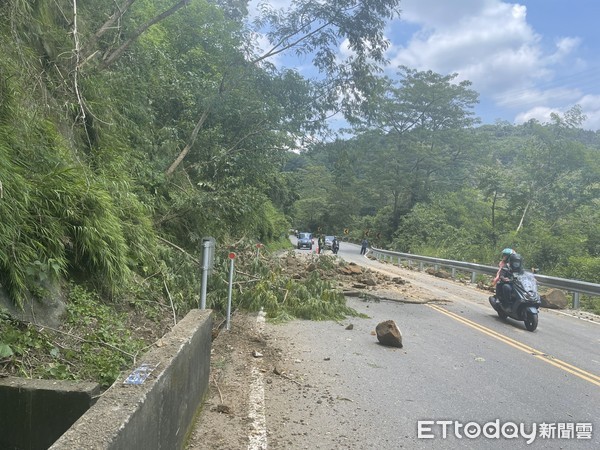 ▲阿里山公路34.8公里處土石坍方及樹木倒塌開放單向通車。（圖／中埔分局提供）