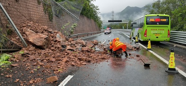 ▲▼北京再被暴雨侵襲　多條道路因山體滑坡、積水封鎖。（圖／翻攝新京報）
