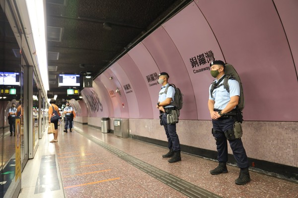 ▲▼香港警察在香港地鐵站巡邏。（圖／香港警務處）