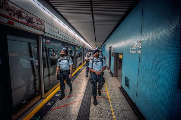 ▲▼香港警察在香港地鐵站巡邏。（圖／香港警務處）