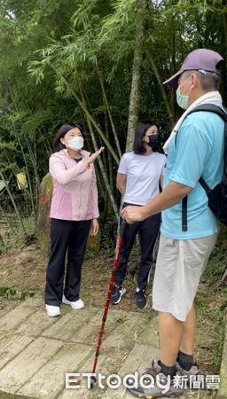 ▲健行遊客帶母親到山上走走，遊客表示，人並沒有想像中的多，感覺很棒，母親也很高興。（圖／記者蔡佩旻翻攝）