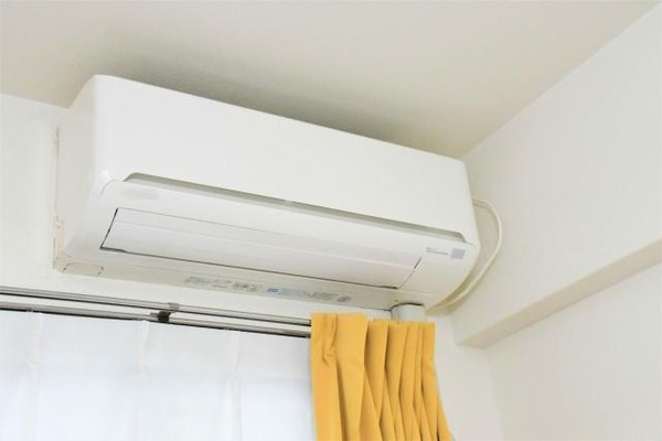 日本專家分享「正確使用冷氣機的小竅門」，建議每兩週清洗一次冷氣濾網，避免滋長黴菌。（示意圖，photoAC）