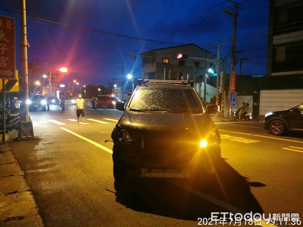 ▲消防局第二大隊1部消防勘驗車，在馳抵火場途中，在麻豆區市道173線道及南49-2線道交叉路口安業加油站旁，與自小客貨車發生擦撞，幸無人受傷。（圖／記者林悅翻攝，下同）