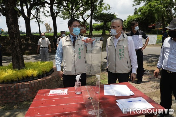 ▲開放戶外景點開始出現遊客外出踏青透氣，18日遊客比前1天增加5成，但各景區也都仍維持總人流管控限制以內，民眾出遊仍持保守態度。（圖／記者林悅翻攝，下同）