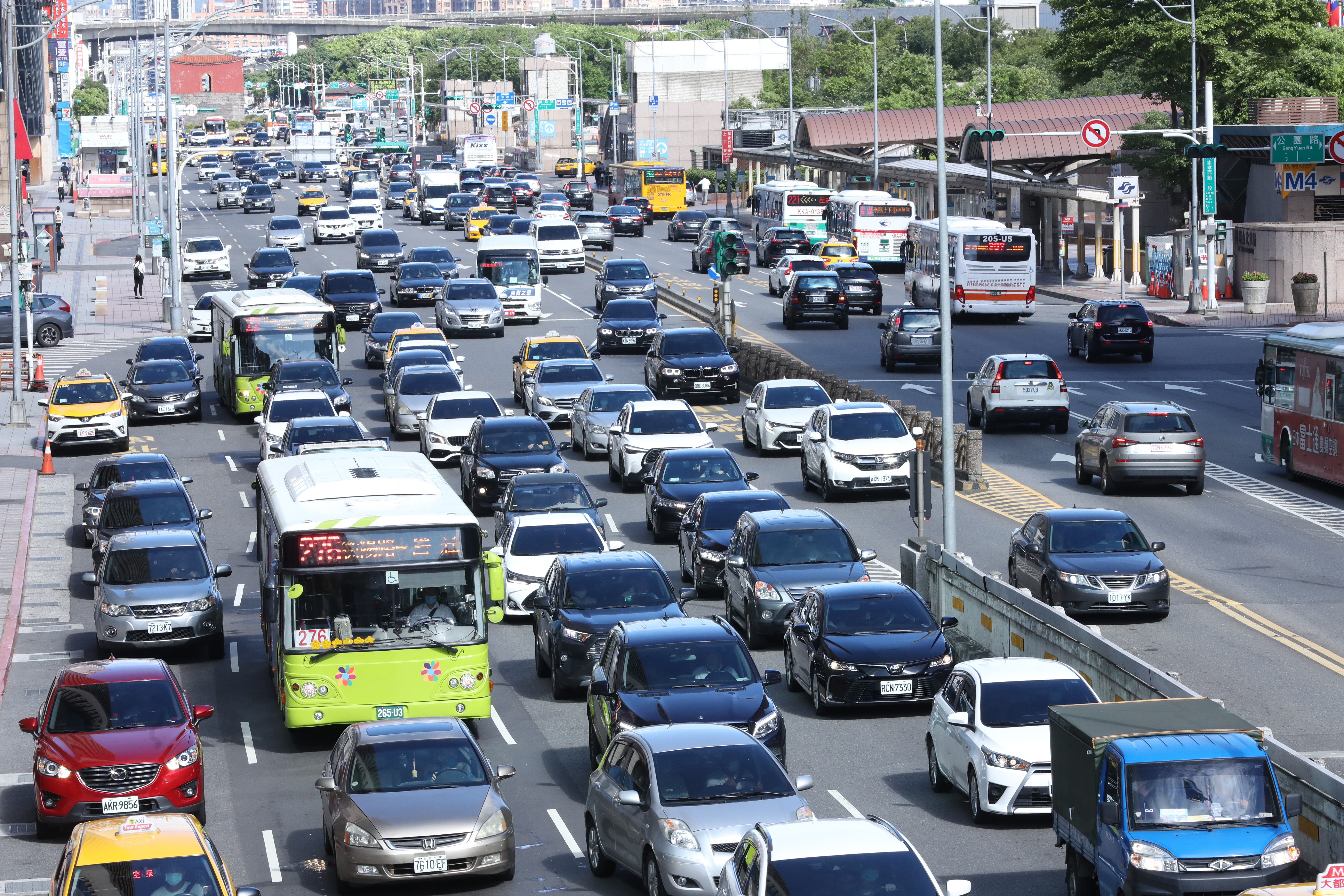 ▲▼北車週一上班人流 車潮。（圖／記者屠惠剛攝）