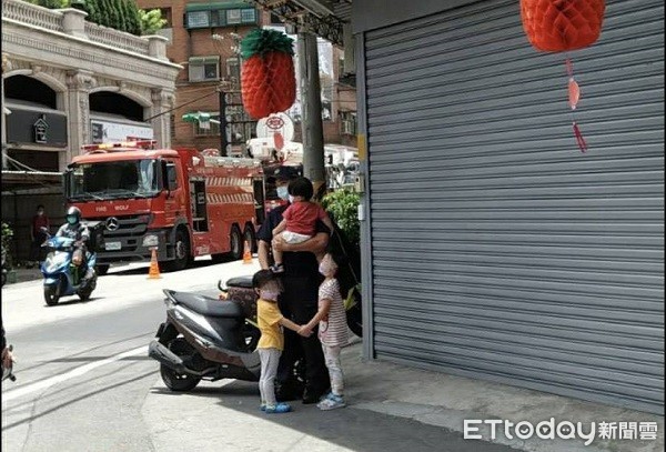 ▲▼員警抱1牽2幼童透過里長臉書，直稱為認證過超級暖男，可以嫁。（圖／記者楊熾興翻攝）