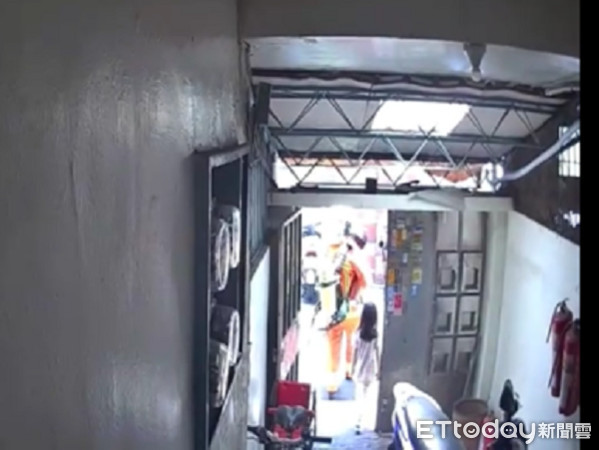 ▲警消人員自火場救出3幼童。（圖／記者楊熾興翻攝）