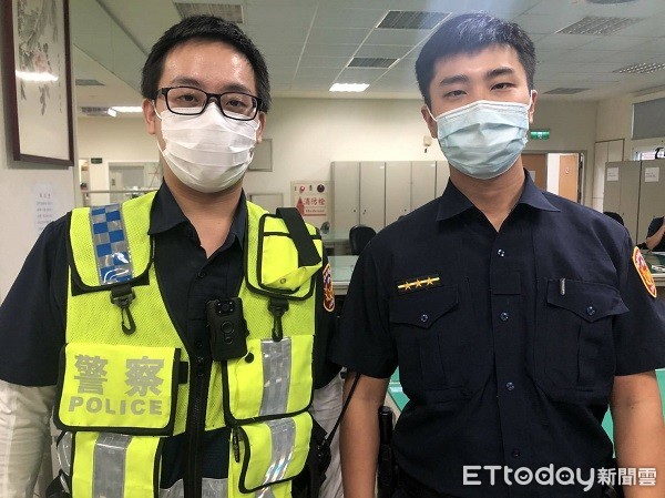 ▲員警江仲軒(左)及李宗勳(右)照顧火場3幼童做到人民保母。（圖／桃園警分局提供）