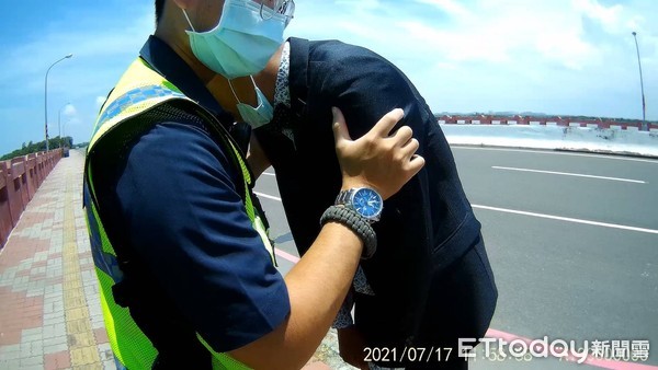 ▲男子欲跳海尋短，警方及時攔阻開導，男子忍不住情緒抱警痛哭吐心聲。（圖／記者林悅翻攝，下同）
