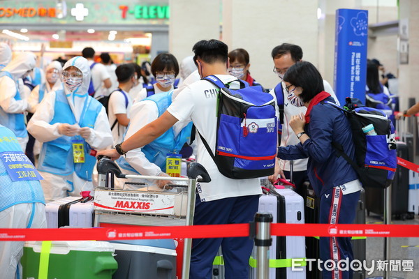 ▲▼2021東京奧運台灣代表團今日(7/19)滿載全國同胞的祝福與期望組團前往東京，行政院長蘇貞昌、教育部長潘文忠、科技政委唐鳳代表官方前來位選手送行打氣。此行我國奪牌希望濃厚的羽球選手周天成、戴資穎、舉重選手郭婞淳、體操選手李智凱都在今天前往東京，其餘選手將分梯前往東京參與比賽。（圖／記者湯興漢攝）