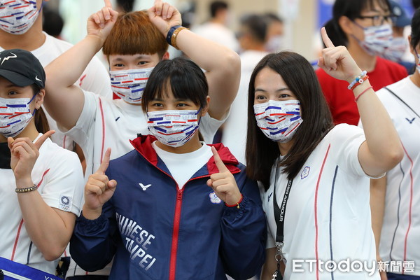 ▲▼2021東京奧運台灣代表團今日(7/19)滿載全國同胞的祝福與期望組團前往東京，行政院長蘇貞昌、教育部長潘文忠、科技政委唐鳳代表官方前來位選手送行打氣。此行我國奪牌希望濃厚的羽球選手周天成、戴資穎、舉重選手郭婞淳、體操選手李智凱都在今天前往東京，其餘選手將分梯前往東京參與比賽。（圖／記者湯興漢攝）