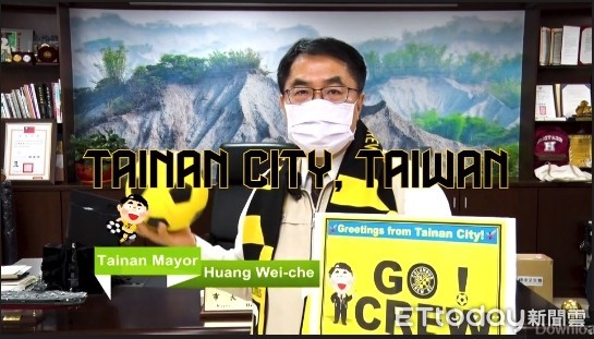 ▲台南市長黃偉哲受邀錄製為機組員隊加油的影片，於開幕首戰於該球場大螢幕播放，與現場2萬名觀眾一起為哥倫布市主場隊加油應援。（圖／記者林悅翻攝，下同）