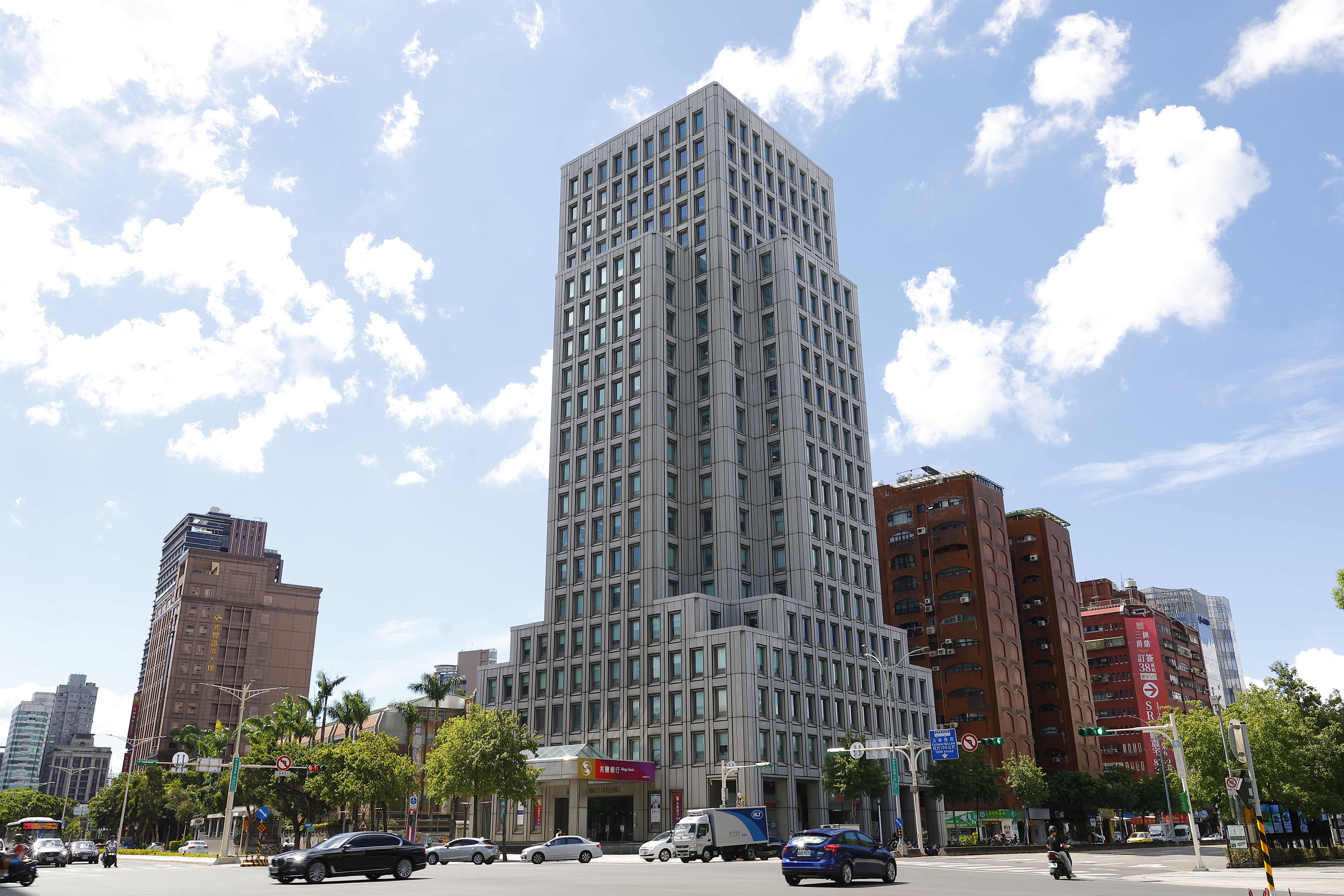 ▲▼兆豐金控總部大樓外觀。（圖／記者湯興漢攝）