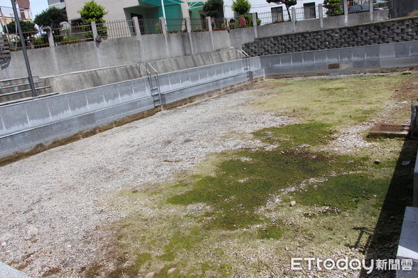 ▲湧泉公園游泳池因缺水乾枯。（圖／記者楊漢聲翻攝）