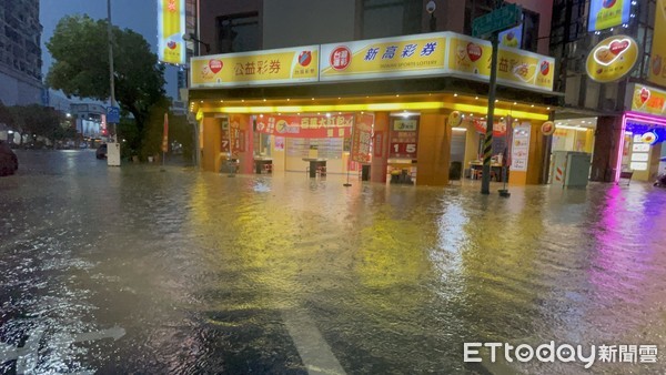 ▲鹽埕區七賢三路淹水      。（圖／記者吳世龍攝）