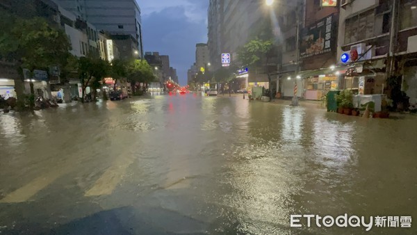 ▲鹽埕區七賢三路淹水      。（圖／記者吳世龍攝）