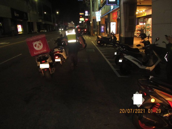 ▲▼逢甲商圈一名外送員午夜急送餐，不料追撞巡邏警用機車。（圖／民眾提供）