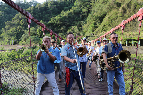 ▲▼陳昇和新寶島樂園4月前進苗栗深山錄製新專輯。（圖／新樂園製作有限公司提供）