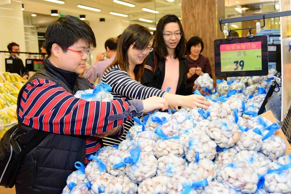 全聯福利中心從即日起推出「蒜頭份量加倍、售價不變」活動，吸引消費者在現場搶購。