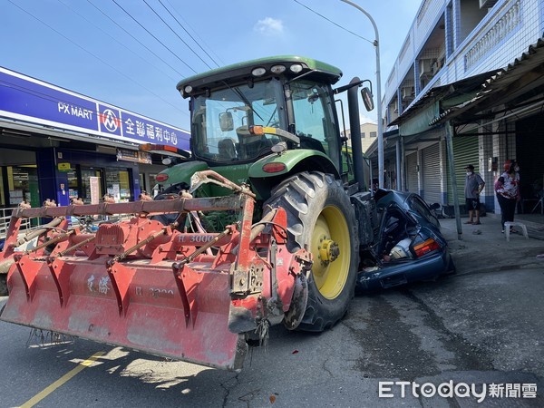 ▲土庫鎮18日發生一起曳引車（俗稱火犁仔），偏離車道輾壓停在路邊的自小客車事故，自小客車遭曳引車撞上碾過，車體扭曲幾乎全毀，幸好車上無人，未造成人員傷亡。（圖／民眾提供）