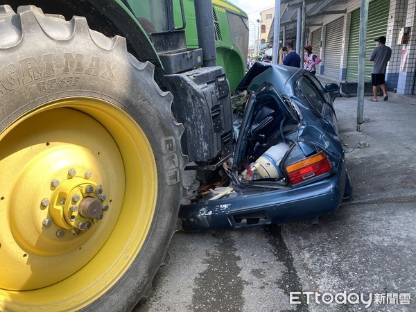 ▲土庫鎮18日發生一起曳引車（俗稱火犁仔），偏離車道輾壓停在路邊的自小客車事故，自小客車遭曳引車撞上碾過，車體扭曲幾乎全毀，幸好車上無人，未造成人員傷亡。（圖／民眾提供）