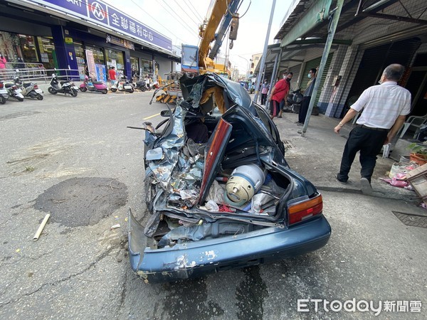 ▲土庫鎮18日發生一起曳引車（俗稱火犁仔），偏離車道輾壓停在路邊的自小客車事故，自小客車遭曳引車撞上碾過，車體扭曲幾乎全毀，幸好車上無人，未造成人員傷亡。（圖／民眾提供）