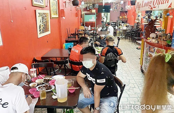 ▲桃園市延平路某家小吃店竟自行解封，19日開放8名越南移工在餐廳內用餐遭檢舉。（圖／記者沈繼昌翻攝）