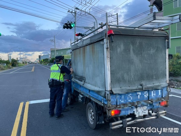 ▲枋寮警分局建興派出所副所長林柏明、警員陳靜雯協助將自小貨車推置路旁             。（圖／記者陳崑福翻攝）