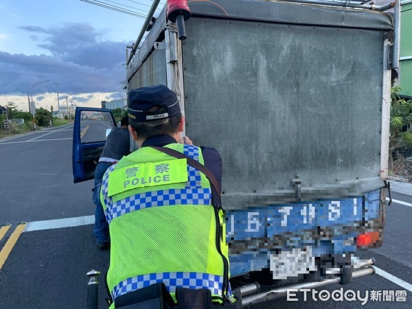 ▲枋寮警分局建興派出所副所長林柏明、警員陳靜雯協助將自小貨車推置路旁             。（圖／記者陳崑福翻攝）