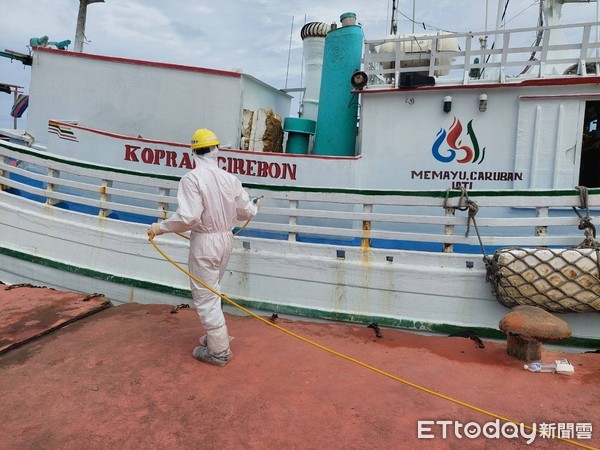 ▲台南市政府派出環保人員完成該艘漁船清消作業。（圖／記者林悅翻攝，下同）