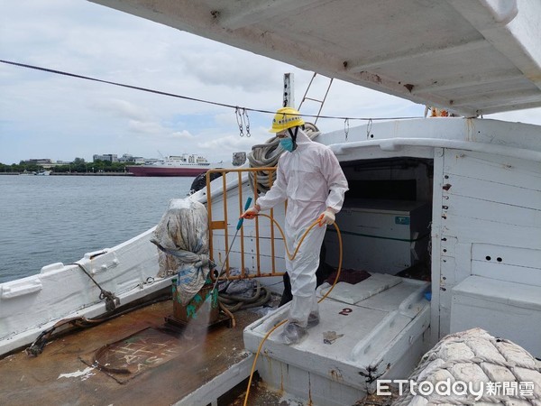 ▲台南市政府派出環保人員完成該艘漁船清消作業。（圖／記者林悅翻攝，下同）