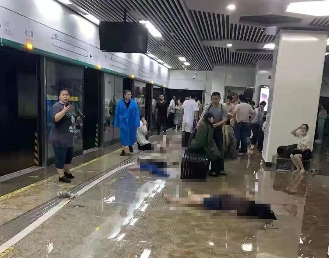 ▲▼河南省鄭州發生嚴重豪災，地鐵站躺滿屍體。（圖／翻攝自Twitter@TragedyInChina）