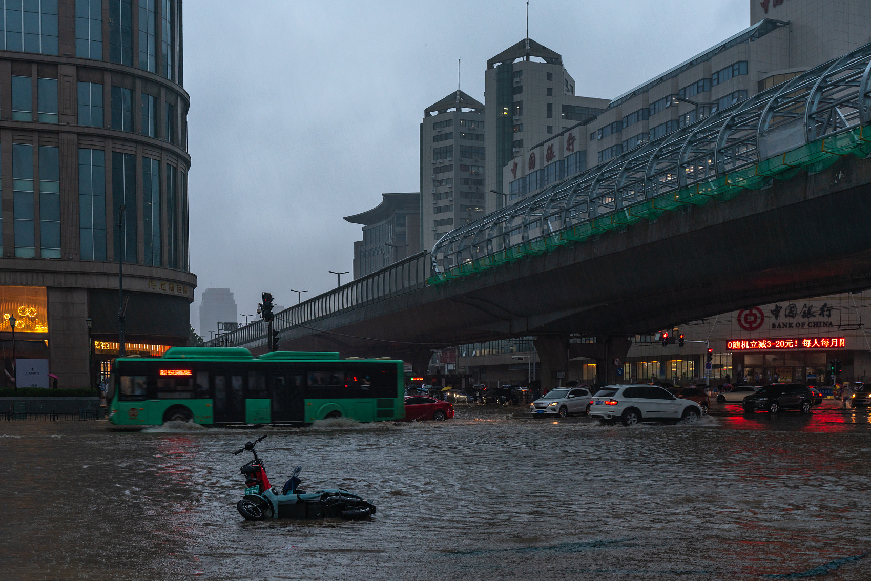▲▼河南省鄭州市遭逢史上最大暴雨，官方統計目前已12人死亡。（圖／CFP）