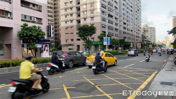 ▲▼微解封汐止下班車潮。（圖／記者吳杰澄攝）