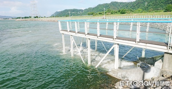 ▲北水局針對「煙花」颱風將直撲北台灣，預估帶來強降雨，20日下午水庫水流入中庄調整池實施調節性放水。（圖／記者沈繼昌翻攝）