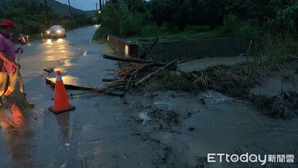 ▲台南東山區嶺南里南99線11K坪子坪橋，晚上因雨勢過大造成水勢暴漲至路面，白河分局東原所警方派員冒雨封閉警示，維護夜間往來人車行車安全。（圖／記者林悅翻攝，下同）