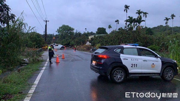 ▲台南東山區嶺南里南99線11K坪子坪橋，晚上因雨勢過大造成水勢暴漲至路面，白河分局東原所警方派員冒雨封閉警示，維護夜間往來人車行車安全。（圖／記者林悅翻攝，下同）