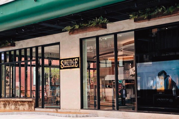 林俊傑在北市東區投資咖啡廳和複合式商店，遭到疫情重擊，向政府申請紓困。（翻攝自SMG臉書）