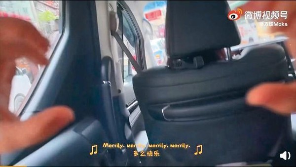 日前方媛帶女兒赴上海會合郭富城，分享的登機影片卻被發現搭經濟艙，引起外界批評郭富城「小氣」。（翻攝自方媛Moka微博）