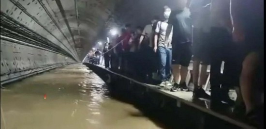 ▲▼鄭州地鐵五號線救援疏散現場。（圖／取自中國青年報）